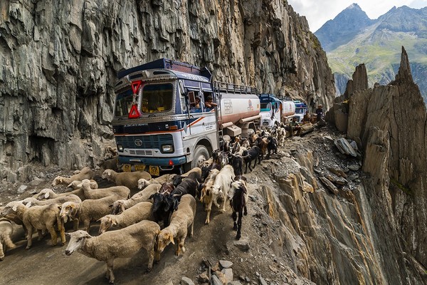Đường đèo Zoji ở Ấn Độ dài 9km nối liền khu vực Ladakh và Kashmir. Đây là con đường đèo nguy hiểm và cao nhất trên tuyến đường Srinagar-Leh khi có độ cao 3,52km so với mực nước biển và có tới 60 điểm thường xảy ra sạt lở đất.